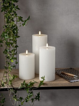 Flamme Flow Big LED Blockljus 17,5 cm - vit - Belysning - Dekorationsbelysning - Dekorationsbelysning inomhus - Batteridrivna ljus