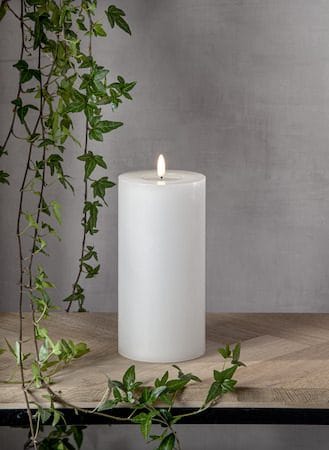 Flamme Flow Big LED Blockljus 22,5 cm - vit - Belysning - Dekorationsbelysning - Dekorationsbelysning inomhus - Batteridrivna ljus