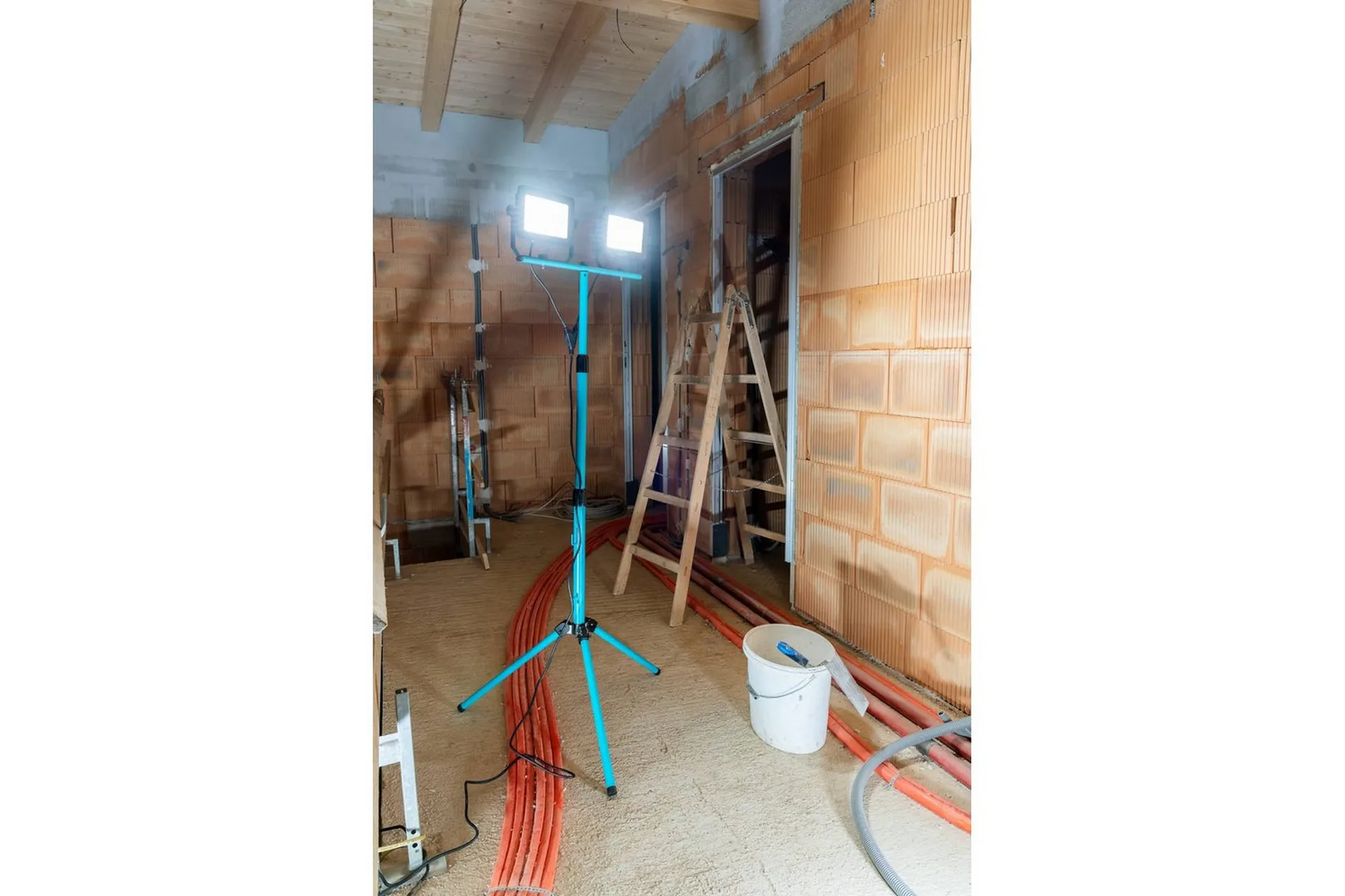 Alternativ bild 1 för EGLO ARBEJDSLAMPE STATIV 2X50W 2X4500LM IP65 TURKIS