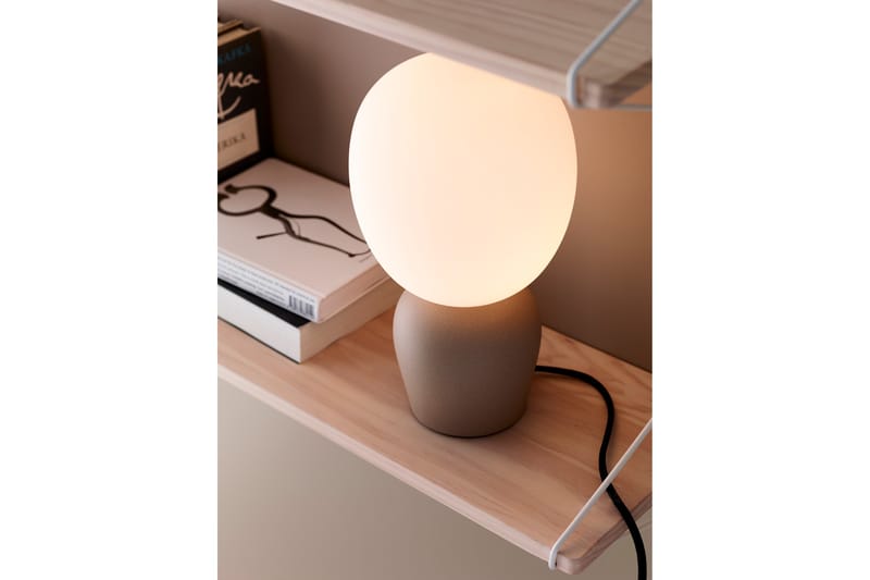 Bordslampa Buddy Sandstruktur/Opal Glas - Belid - Fönsterlampa - Bordslampa - Fönsterlampa på fot - Sängbordslampa - Hall lampa