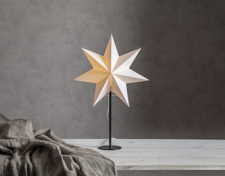 Mixa Adventsstjärna på Fot 50 cm – Jullampa i papper / metall - Vit med svart fot - Belysning - Julbelysning - Adventsstjärna