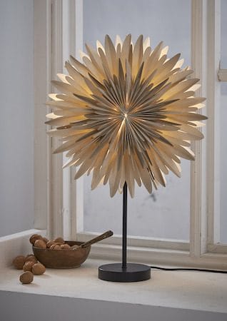 Winter Stjärna på fot 40 cm - beige med guldprickar/svart fot - Belysning - Julbelysning - Jullampor