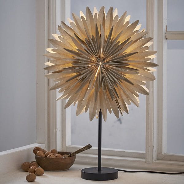 Winter Stjärna på fot 40 cm - beige med guldprickar/svart fot - Belysning - Julbelysning - Jullampor