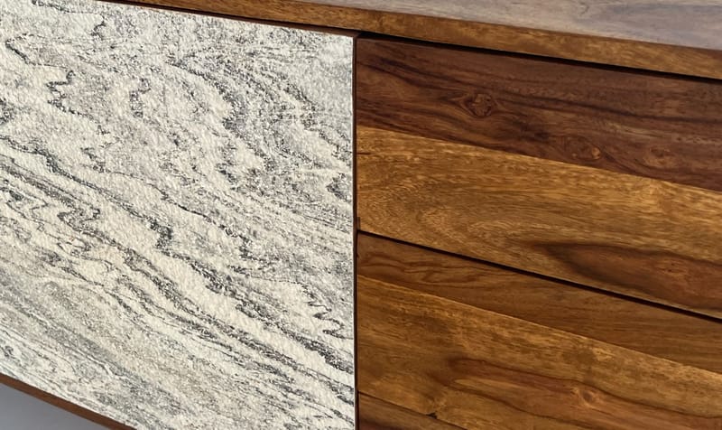 Jesvik Skänk 175x71x40 cm i massivt sheeshamträ med fronter i stenlook - vit och naturligt trä - Förvaring - Förvaringsmöbler - Sideboard & skänk