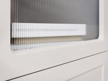 Fayric Vitrinskåp 46x201 cm - Beige - Förvaring - Skåp - Vitrinskåp