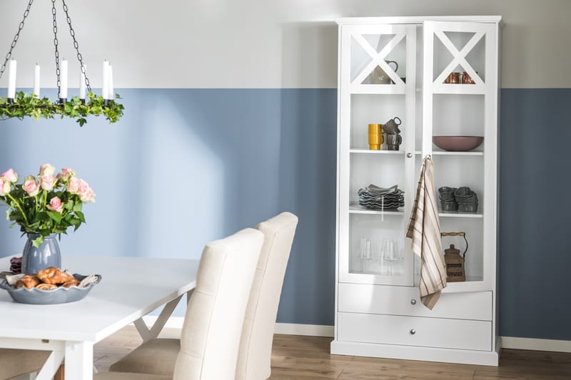 Bloomington Milla Vitrinskåp 45 cm djup 95 cm bred 195 cm hög Ljust Trä Glas - 2 D�örrar - Förvaring - Skåp - Vitrinskåp