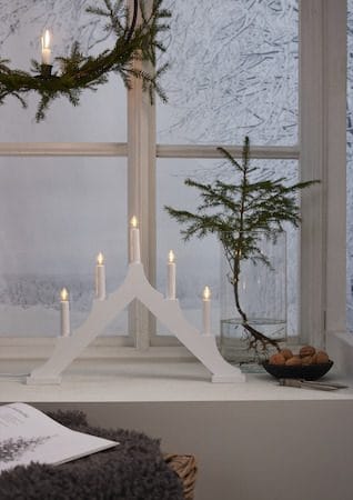 Alma Adventsljusstake 44 cm - Elljusstake i Trä för Fönster - Vit - Inredning - Dekoration & inredningsdetaljer - Julpynt & juldekoration