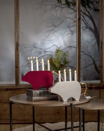 Gry Adventsljusstake Julgris 28.5 cm - Ljusstake i Trä för Advent - Mörkröd - Inredning - Dekoration & inredningsdetaljer - Julpynt & juldekoration