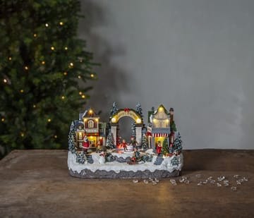 Juldekoration Iceville Roterande Julby med Skridskoåkare 32x19 cm - Flerfärgad - Inredning - Dekoration & inredningsdetaljer - Julpynt & juldekoration