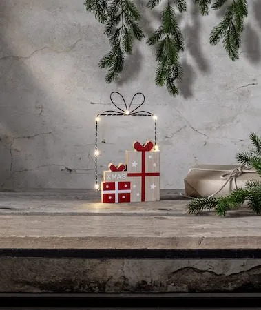 Juldekoration Jolly paket med paket siluett 14,5x25 cm - Röd / Träfärgad / Svart - Inredning - Dekoration & inredningsdetaljer - Julpynt & juldekoration