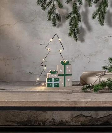 Juldekoration Jolly paket med gran siluett 19x27,5 cm - Grön / Träfärgad / Svart - Inredning - Dekoration & inredningsdetaljer - Julpynt & juldekoration