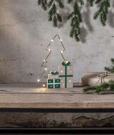 Juldekoration Jolly paket med gran siluett 19x27,5 cm - Grön / Träfärgad / Svart - Inredning - Dekoration & inredningsdetaljer - Julpynt & juldekoration