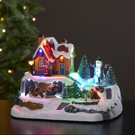 Juldekoration Winterville Roterande Julby 23,5x17 cm - Flerfärgad - Inredning - Dekoration & inredningsdetaljer - Julpynt & juldekoration