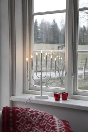 Kristina Adventsljusstake 31 cm - Ljusstake i Metall för Advent - Vit - Inredning - Dekoration & inredningsdetaljer - Julpynt & juldekoration