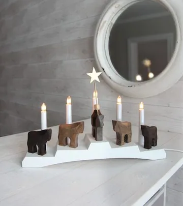 Ljusstake Staffans Fålar 45x29 cm Trä 5 ljus E10 - Vit / Brun - Inredning - Dekoration & inredningsdetaljer - Julpynt & juldekoration