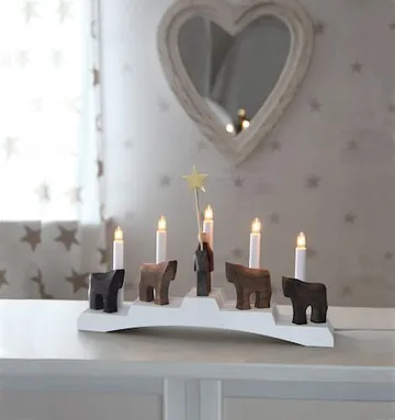 Ljusstake Staffans Fålar 45x29 cm Trä 5 ljus E10 - Vit / Brun - Inredning - Dekoration & inredningsdetaljer - Julpynt & juldekoration