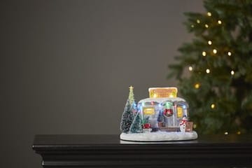 Merryville Juldekoration Husvagn med Granar 25x17 cm LED med Timer - Silver|Vit|Grön - Inredning - Dekoration & inredningsdetaljer - Julpynt & juldekoration