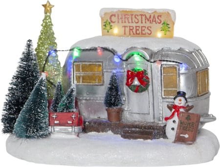 Merryville Juldekoration Husvagn med Granar 25x17 cm LED med Timer - Silver|Vit|Grön - Inredning - Dekoration & inredningsdetaljer - Julpynt & juldekoration