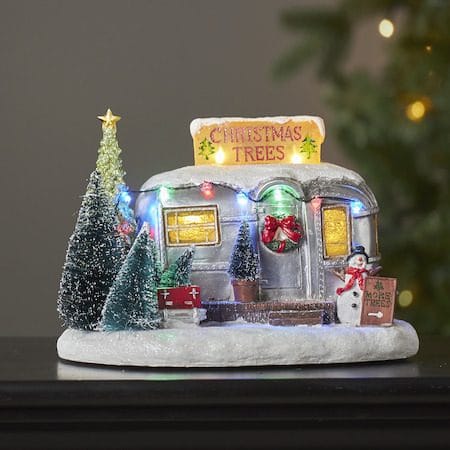 Merryville Juldekoration Husvagn med Granar 25x17 cm LED med Timer - Silver|Vit|Grön - Inredning - Dekoration & inredningsdetaljer - Julpynt & juldekoration