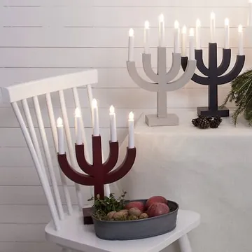 Selma Adventsljusstake 25 cm - Ljusstake i Trä för Advent - Vinröd - Inredning - Dekoration & inredningsdetaljer - Julpynt & juldekoration