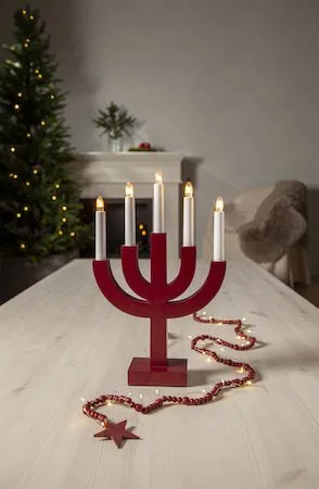 Selma Adventsljusstake 25 cm - Ljusstake i Trä för Advent - Vinröd - Inredning - Dekoration & inredningsdetaljer - Julpynt & juldekoration
