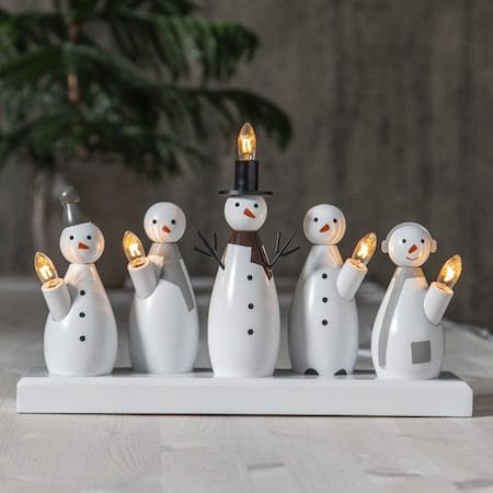 Snowman Adventsljusstake Luciatåg 33 cm - Ljusstake i Trä för Advent - Vit - Inredning - Dekoration & inredningsdetaljer - Julpynt & juldekoration