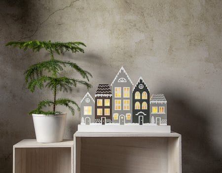 Villa Julby 32 cm - Ljusstake i Trä - Ljusgrå - Inredning - Dekoration & inredningsdetaljer - Julpynt & juldekoration