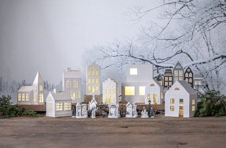 Villa Julby 32 cm - Ljusstake i Trä - Ljusgrå - Inredning - Dekoration & inredningsdetaljer - Julpynt & juldekoration