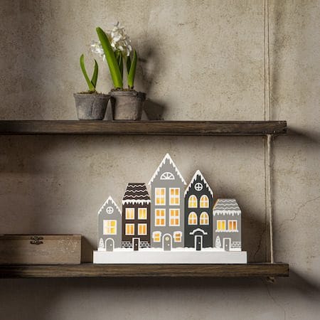 Villa Julby 32 cm - Ljusstake i Trä - Ljusgrå - Inredning - Dekoration & inredningsdetaljer - Julpynt & juldekoration