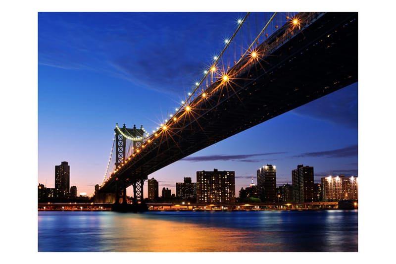 Fototapet Manhattan Bridge Upplyst På Natten 200x154 - Artgeist sp. z o. o. - Tapeter vardagsrum - Fototapet - Kökstapeter - Tapeter sovrum & sovrumstapet