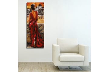 Canvastavla 30x80 cm - Kvinna i röd klänning som blickar ut över en stad vid solnedgången - Röd / Orange / Beige - Inredning - Tavlor & posters - Canvastavla