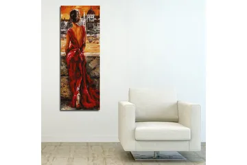Canvastavla 30x80 cm - Kvinna i röd klänning som blickar ut över en stad vid solnedgången - Röd / Orange / Beige - Inredning - Tavlor & posters - Canvastavla