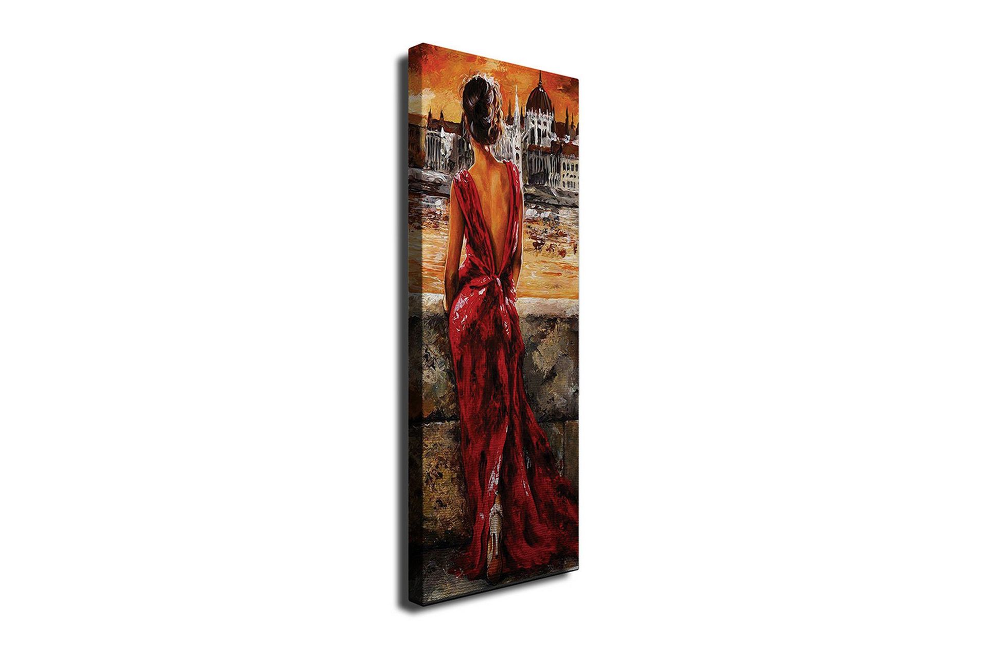 Canvastavla 30x80 cm - Kvinna i röd klänning som blickar ut över en stad vid solnedgången - Röd / Orange / Beige