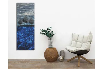 Canvastavla 30x80 cm - Tre stiliserade träd mot en blå bakgrund - Mörkblå / Ljusblå / Grå - Inredning - Tavlor & posters - Canvastavla