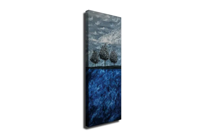 Canvastavla 30x80 cm - Tre stiliserade träd mot en blå bakgrund - Mörkblå / Ljusblå / Grå - Inredning - Tavlor & posters - Canvastavla