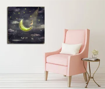 Canvastavla 45x45 cm - Drömlik scen med en kvinna som står på en måne i stjärnklara natten - Mörkblå / Grön / Vit - Inredning - Tavlor & posters - Canvastavla