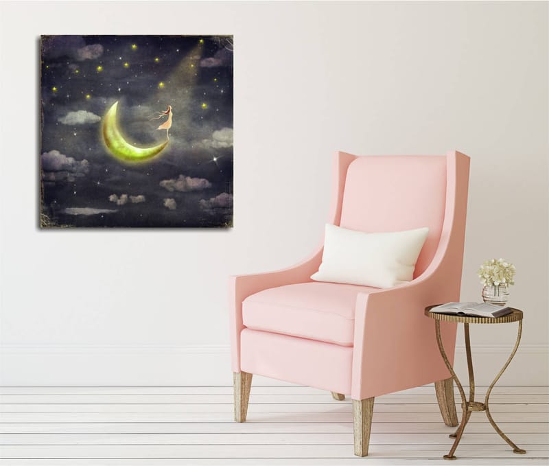 Canvastavla 45x45 cm - Drömlik scen med en kvinna som står på en måne i stjärnklara natten - Mörkblå / Grön / Vit - Inredning - Tavlor & posters - Canvastavla