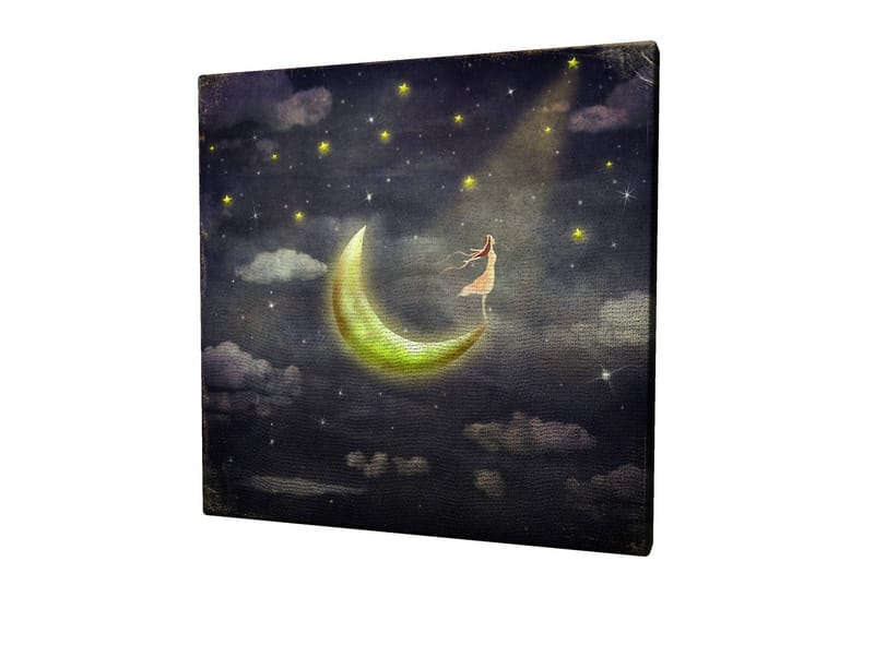Canvastavla 45x45 cm - Drömlik scen med en kvinna som står på en måne i stjärnklara natten - Mörkblå / Grön / Vit - Inredning - Tavlor & posters - Canvastavla
