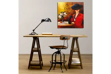 Canvastavla 45x45 cm - Elegant kvinna med hatt och röd klänning vid ett cafébord - Röd / Svart / Vit - Inredning - Tavlor & posters - Canvastavla