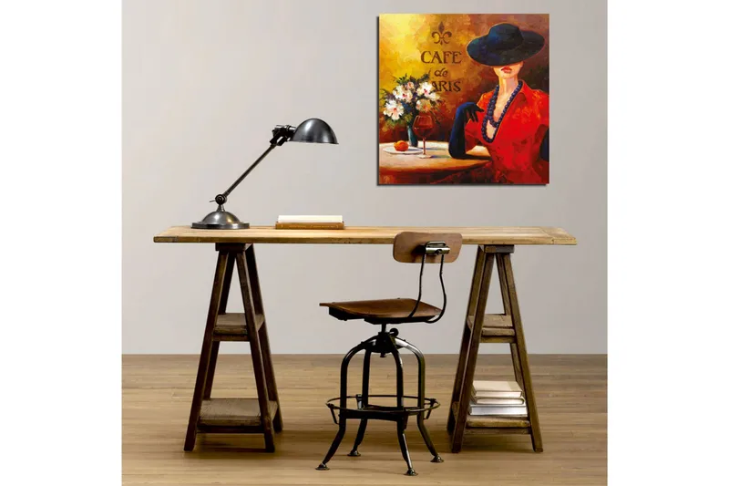 Canvastavla 45x45 cm - Elegant kvinna med hatt och röd klänning vid ett cafébord - Röd / Svart / Vit - Inredning - Tavlor & posters - Canvastavla