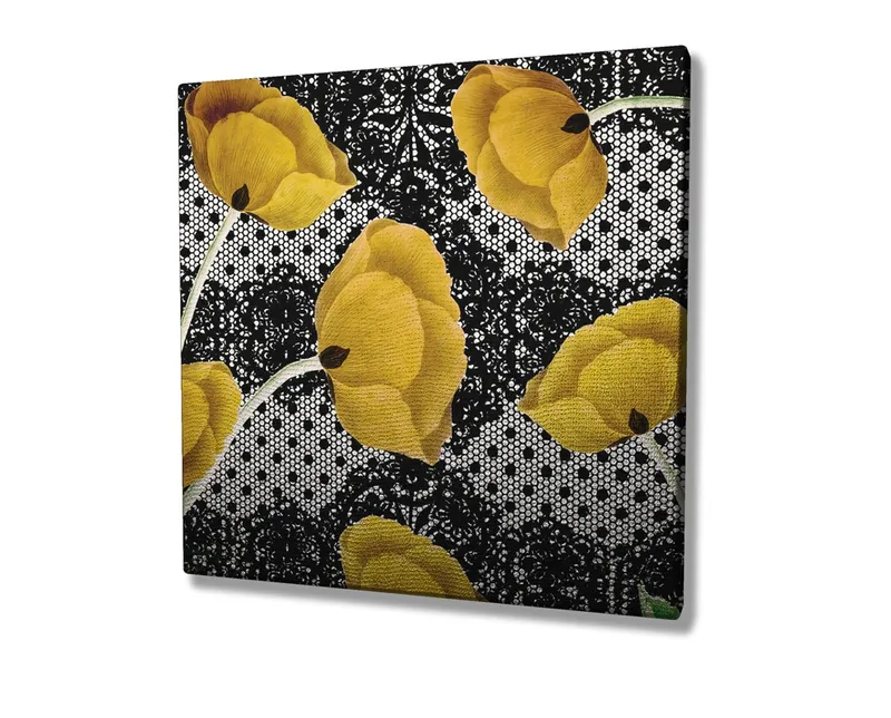 Canvastavla 45x45 cm - Gula blommor mot en svart och vit bakgrund - Gult / Svart / Vitt - Inredning - Tavlor & posters - Canvastavla