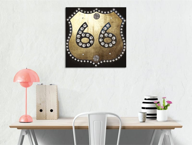 Canvastavla 45x45 cm - Gyllene skylt med nummer 66 prydd med glittrande stenar - Guld / Svart - Inredning - Tavlor & posters - Canvastavla
