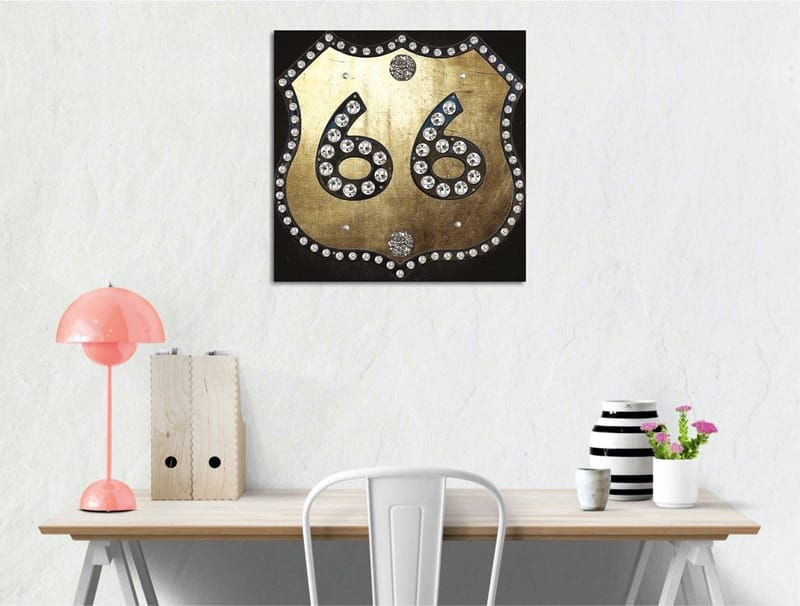 Canvastavla 45x45 cm - Gyllene skylt med nummer 66 prydd med glittrande stenar - Guld / Svart - Inredning - Tavlor & posters - Canvastavla