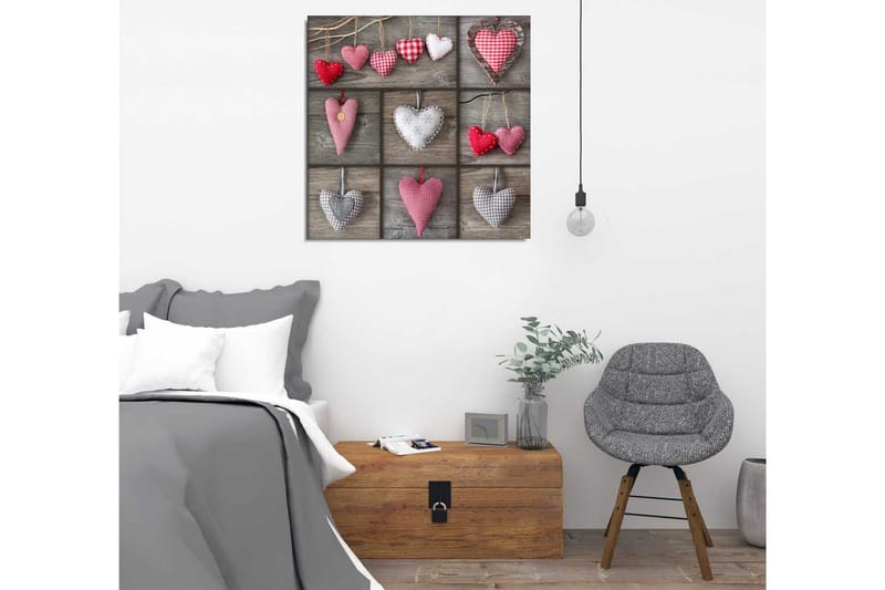 Canvastavla 45x45 cm - Hängande hjärtan i olika mönster och färger - Röd / Grå / Vit - Inredning - Tavlor & posters - Canvastavla