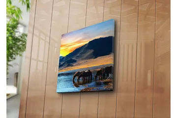 Canvastavla 45x45 cm - Hästar som dricker vid en spegelblanka sjö i en vacker bergslandskap - Blå / Orange / Brun - Inredning - Tavlor & posters - Canvastavla