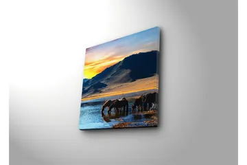 Canvastavla 45x45 cm - Hästar som dricker vid en spegelblanka sjö i en vacker bergslandskap - Blå / Orange / Brun - Inredning - Tavlor & posters - Canvastavla