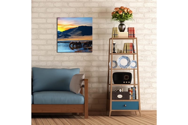 Canvastavla 45x45 cm - Hästar som dricker vid en spegelblanka sjö i en vacker bergslandskap - Blå / Orange / Brun - Inredning - Tavlor & posters - Canvastavla