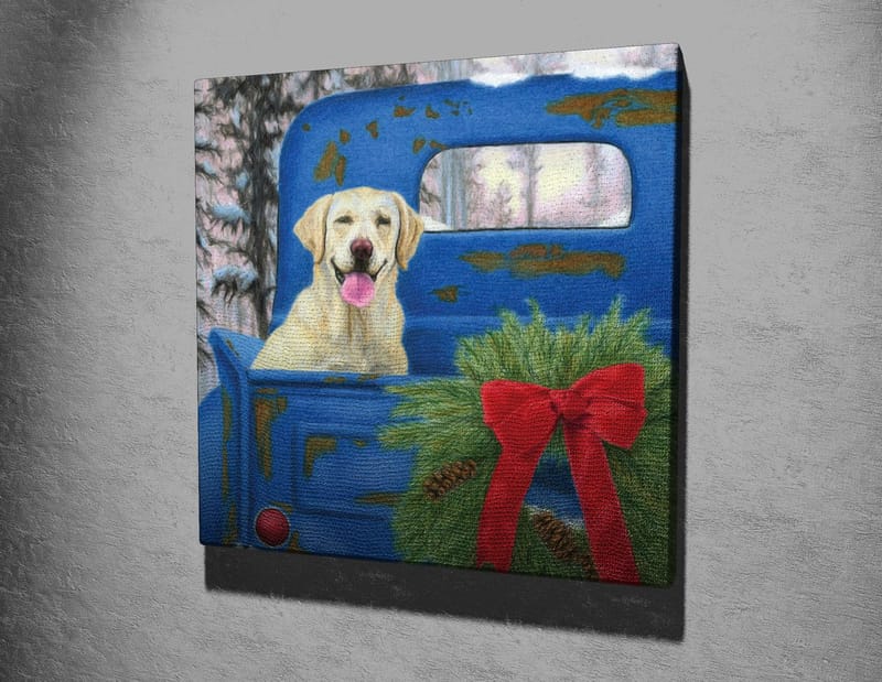 Canvastavla 45x45 cm - Hund i en gammal blå bil med julkrans och röd rosett - Blå / Grön / Röd - Inredning - Tavlor & posters - Canvastavla