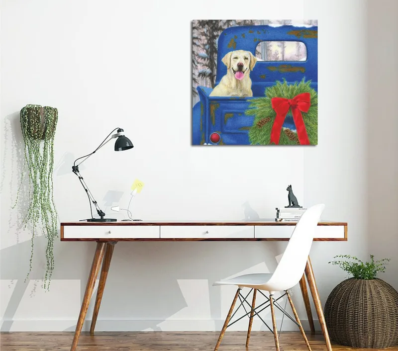 Canvastavla 45x45 cm - Hund i en gammal blå bil med julkrans och röd rosett, Blå / Grön / Röd