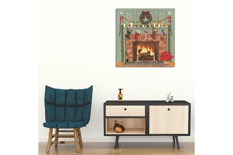 Canvastavla 45x45 cm - Juldekorationer vid en öppen spis med strumpor och ljus - Röd / Grön / Brun - Inredning - Tavlor & posters - Canvastavla